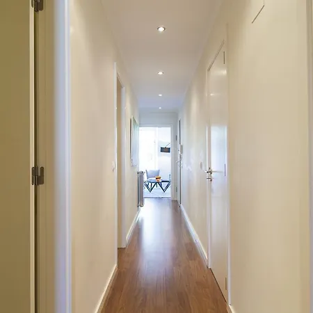 Apartman Joivy Stunning 3br Apt With Balcony, Nearby Saldanha Subway & Ist