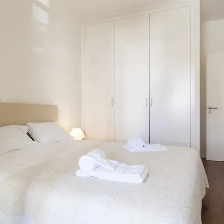Joivy Stunning 3br Apt With Balcony, Nearby Saldanha Subway & Ist * 리스본