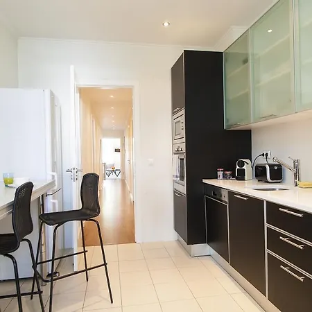 Joivy Stunning 3br Apt With Balcony, Nearby Saldanha Subway & Ist * 리스본