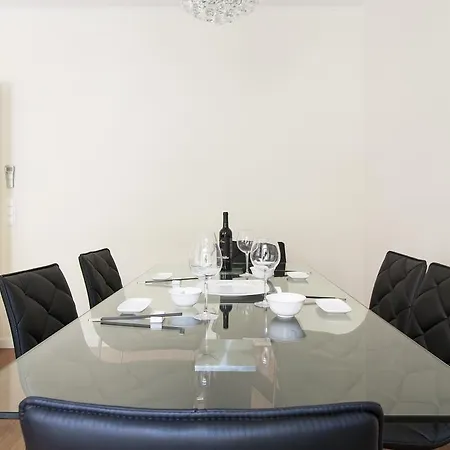 Joivy Stunning 3br Apt With Balcony, Nearby Saldanha Subway & Ist * 리스본