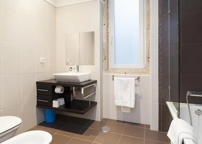 Joivy Stunning 3br Apt With Balcony, Nearby Saldanha Subway & Ist