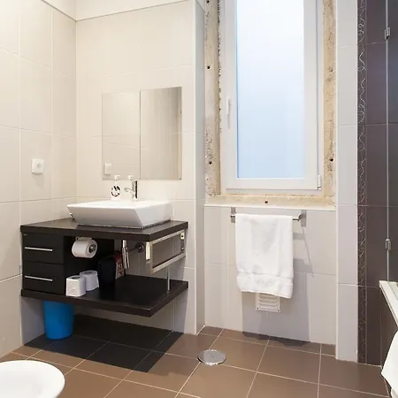 Joivy Stunning 3br Apt With Balcony, Nearby Saldanha Subway & Ist